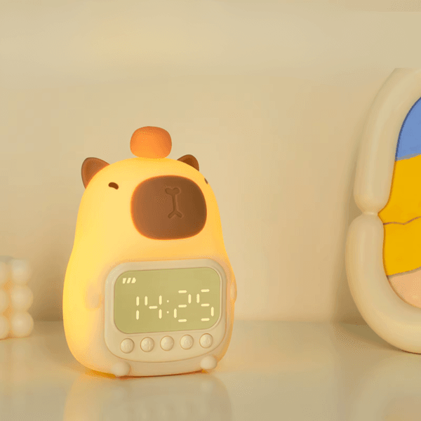 Réveil veilleuse garçon posé sur une table