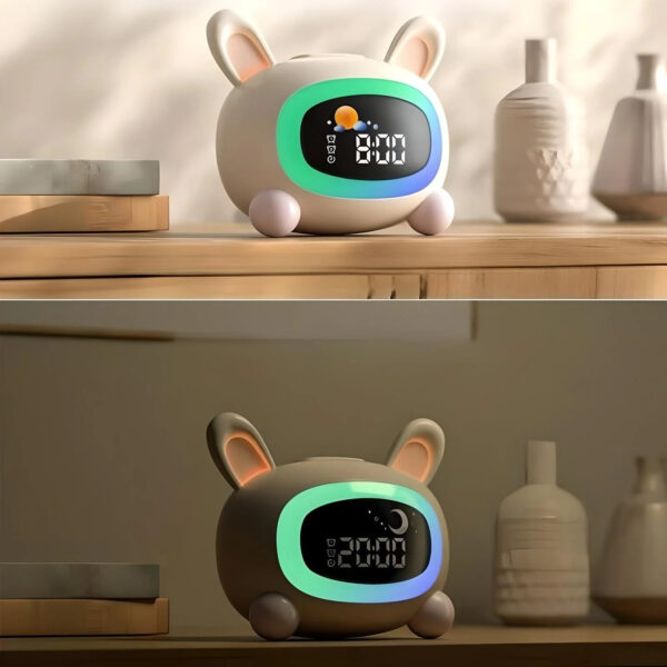 veilleuse-reveil-lapin-matinee-parfaite-55333136793934 (1) Réveil lapin jour nuit sur un meuble en jour et en nuit