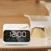 Réveil intelligent enfant de face sur une table de chevet