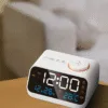 Réveil intelligent enfant blanc sur une table