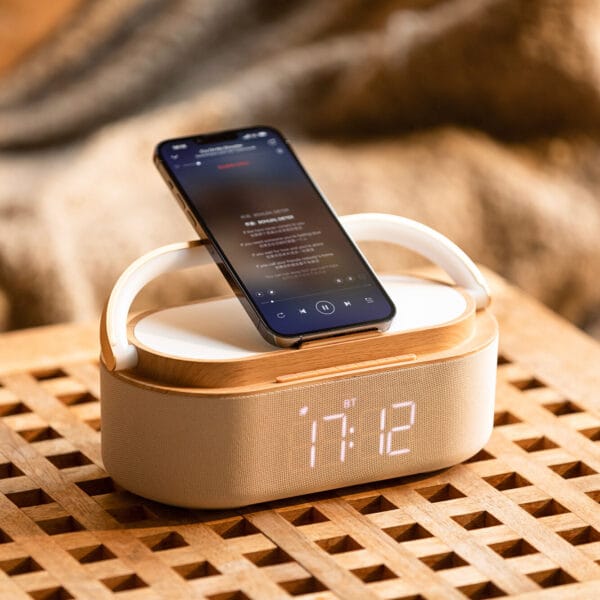 Radio réveil lumineux avec un téléphone posé dessus