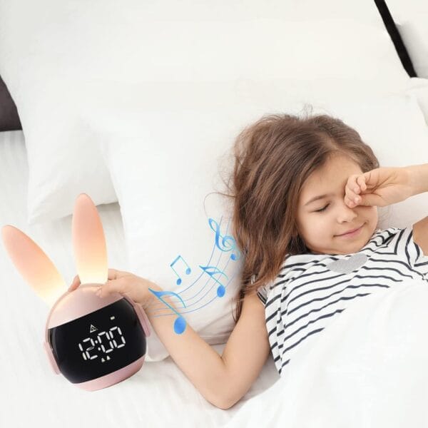 Réveil veilleuse fille devant une fille qui dort
