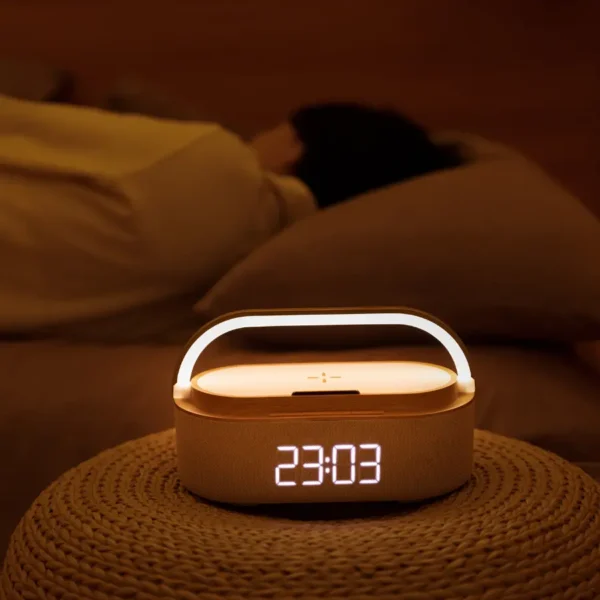Radio réveil lumineux à côté d'une femme qui dort