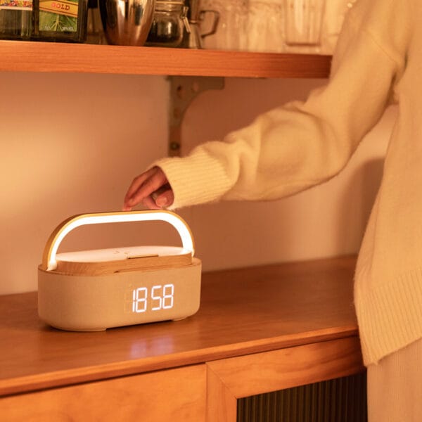 Radio réveil lumineux posé sur une table avec la veilleuse d'allumé