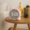 Radio réveil fillette sur une table de chevet