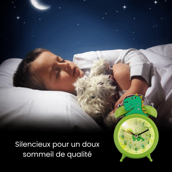 Réveil matin dinosaure devant un garçon qui dort