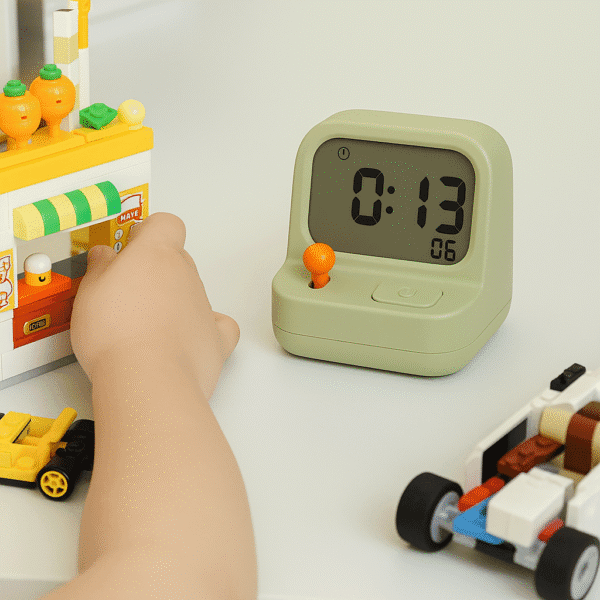 asdgasdbasd Réveil petit garçon devant un enfant qui joue