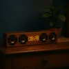 Radio réveil vintage posé sur une table de nuit