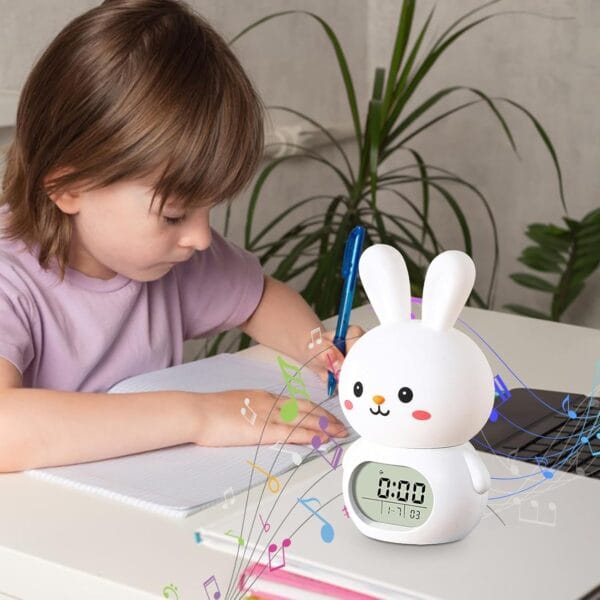 Réveil éducatif lapin devant une fille qui étudie