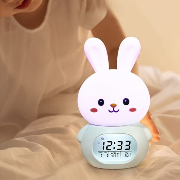 Réveil éducatif lapin sur un lit