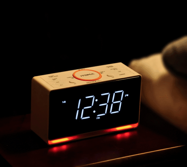 Radio réveil haut de gamme la nuit sur une table