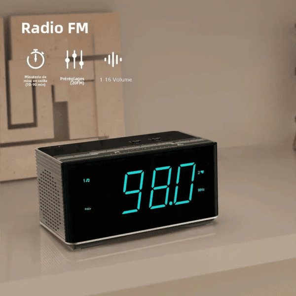 Réveil radio numérique sur une table