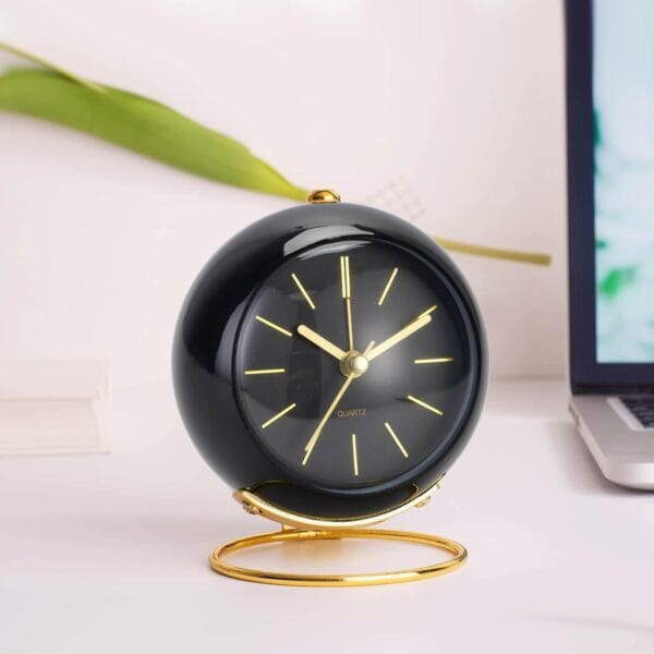 Réveil design noir devant un pc