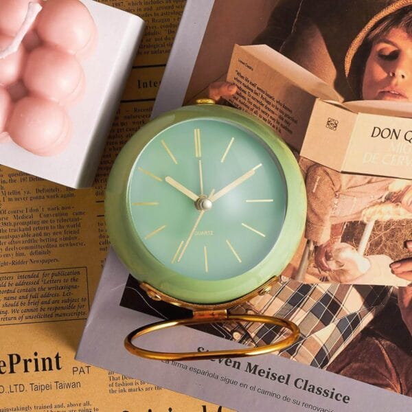 Réveil design vert sur une table