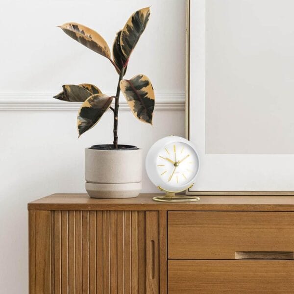 Réveil design blanc sur une table