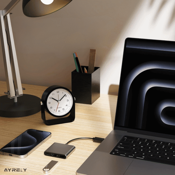 Réveil matin traditionnel noir devant un pc