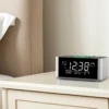 tyagyfagrfvysfyv Radio réveil chargeur induction sur une table de chevet