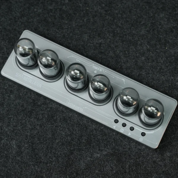 Réveil gamer sur un tapis gris