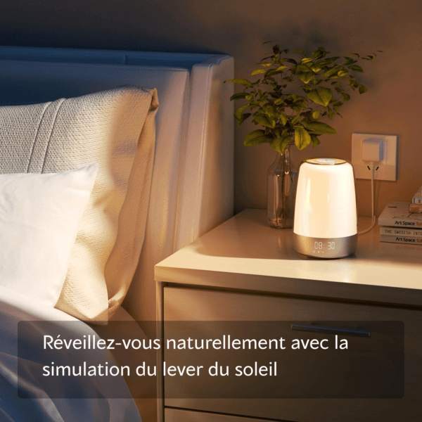 asdfgaygagdv Réveil luminothérapie sur une table de nuit devant un lit