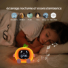 éclairage nocturne et 6 sons d'ambiance Réveil pédagogique 3 ans jour/nuit orange devant une fille qui dort avec écrit les différents sons d'ambiance