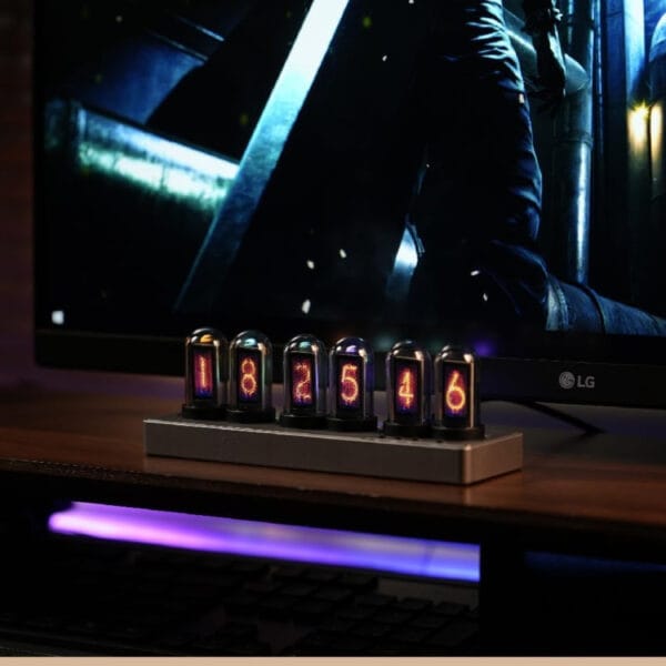 Réveil gamer sur un bureau devant une télé