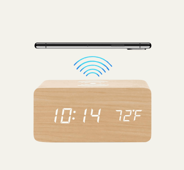 Réveil chargeur induction bamboo avec un téléphone au dessus