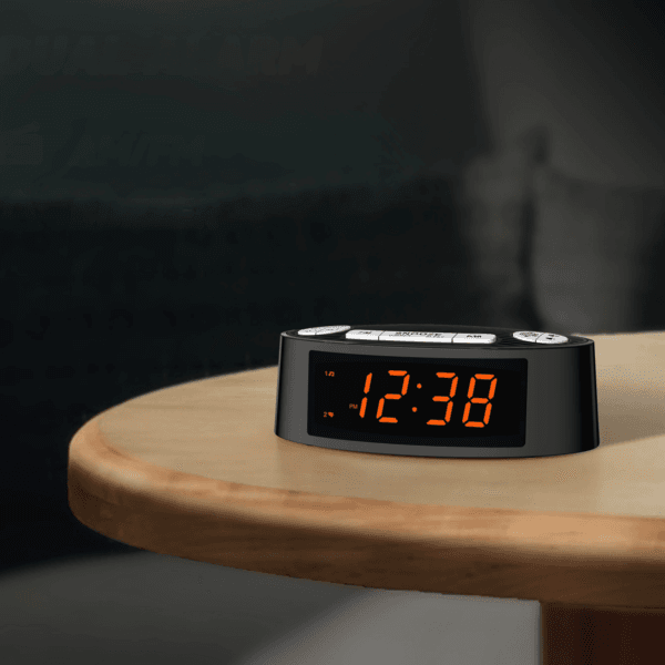 adbfhcsvdhvgverfb Radio réveil secteur posé sur une table de nuit