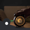 Réveil à cloche la nuit avec sa lampe allumée
