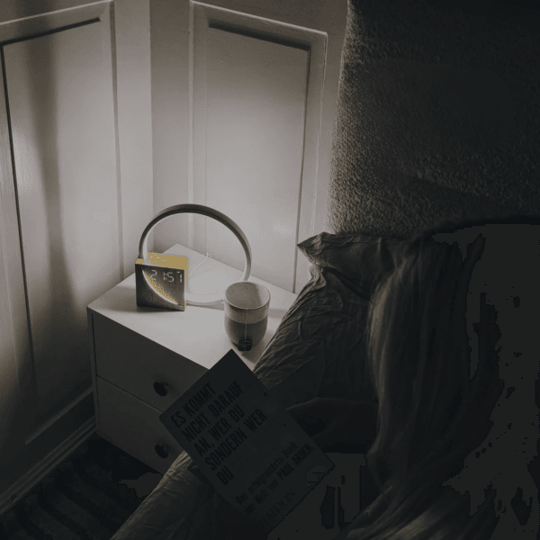 Réveil numérique lumineux en pleine nuit sur une table basse