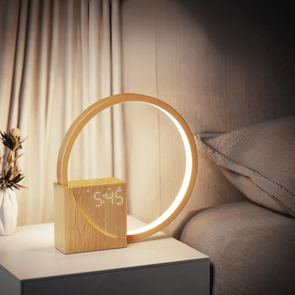 Réveil numérique lumineux sur une table basse devant un lit