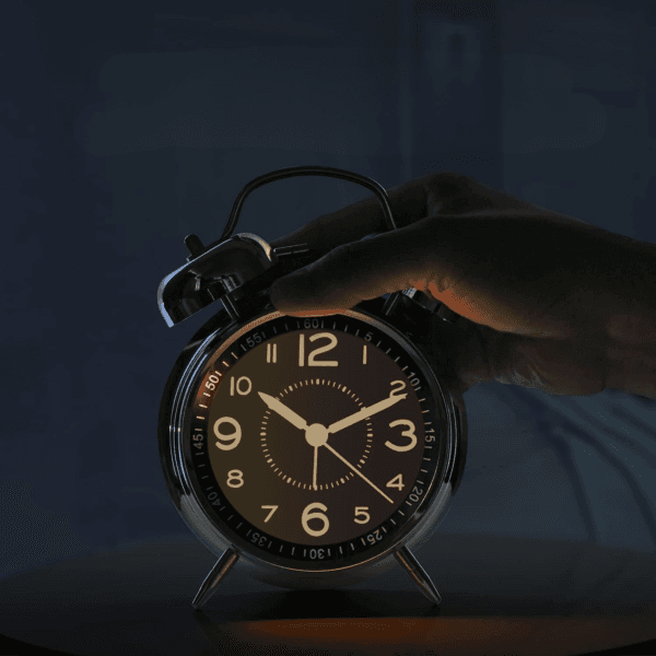 qywetryqweyfyqwe Réveil forte sonnerie noir allumé en pleine nuit