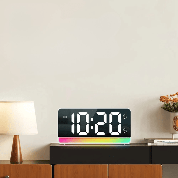 Réveil moderne blanc sur un meuble