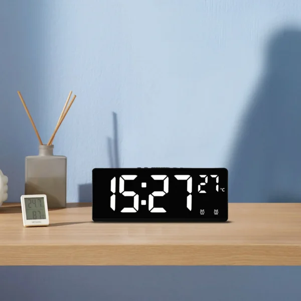 Réveil gros chiffres sur une table avec un fond bleu