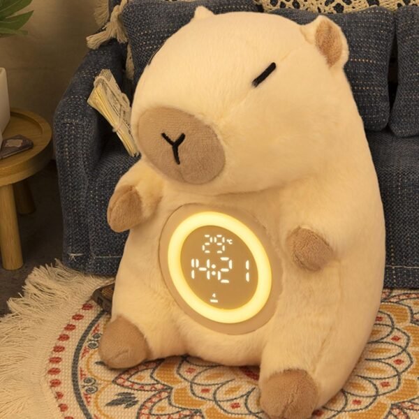 Réveil capybara posé sur un tapis devant un canapé