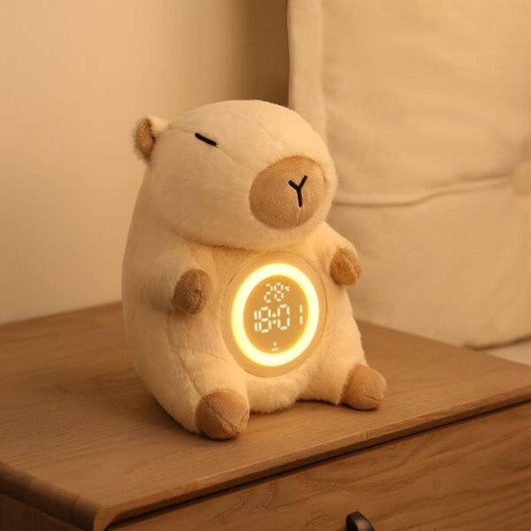 Réveil capybara sur une table de nuit