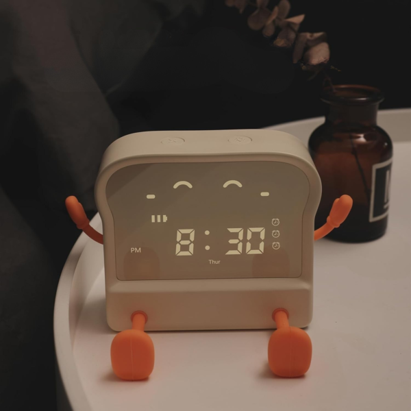 réveil mignon de face posé sur une petite table basse ronde