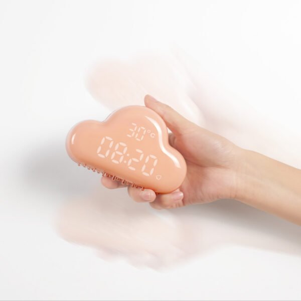 Réveil nuage rose tenu par une main