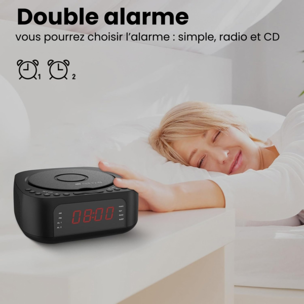 Réveil radio CD devant une femme qui dort, et sa double alarme