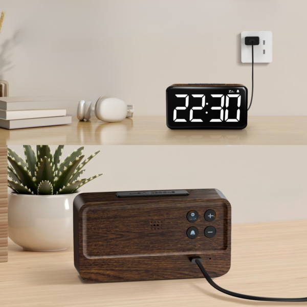Réveil led bois foncé de face et de dos