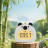 Réveil panda sur un bout de bois avec un arrière plan de bambou