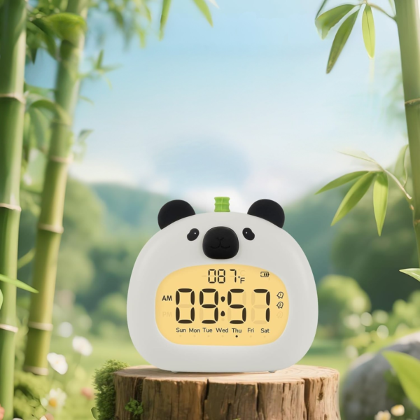 Réveil panda sur un bout de bois avec un arrière plan de bambou