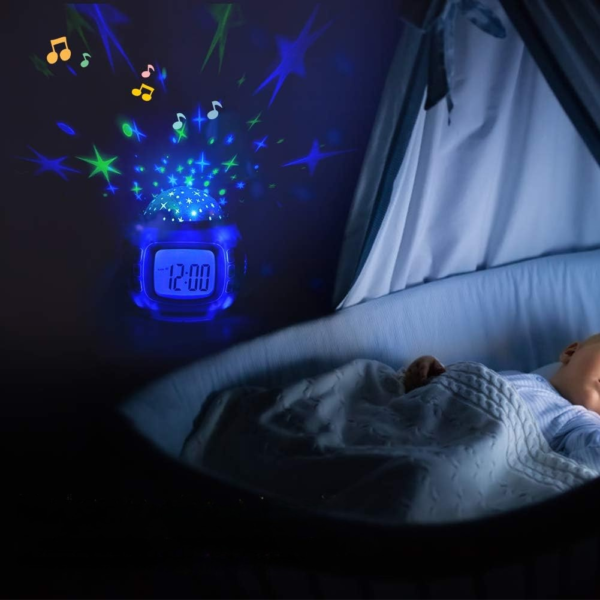 Réveil projecteur étoiles allumé devant un bébé qui dort