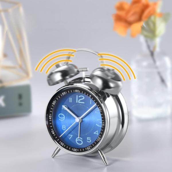 Réveil à aiguilles silencieux posé sur une table